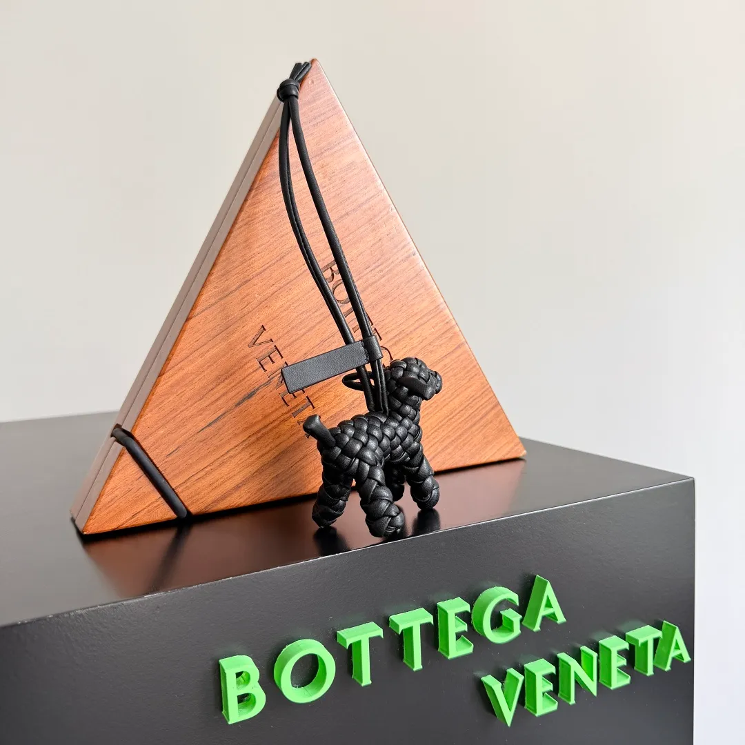 Batch 540 BOTTEGA VENETA2025 new puppy🐕 style pendant Braided puppy is online😎 Leather braided puppy style pendant can be hung on any handbag, and it is as cute, delicate and colorful as it matches with a bag. Cute and cute, it will touch your heart at any time. It can be hung on bags or keychains. Who can resist such a cute puppy? Style number: 807068